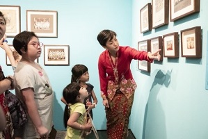 Peranakan nonya leading a museum tour with children at Asian Civilisations Museum