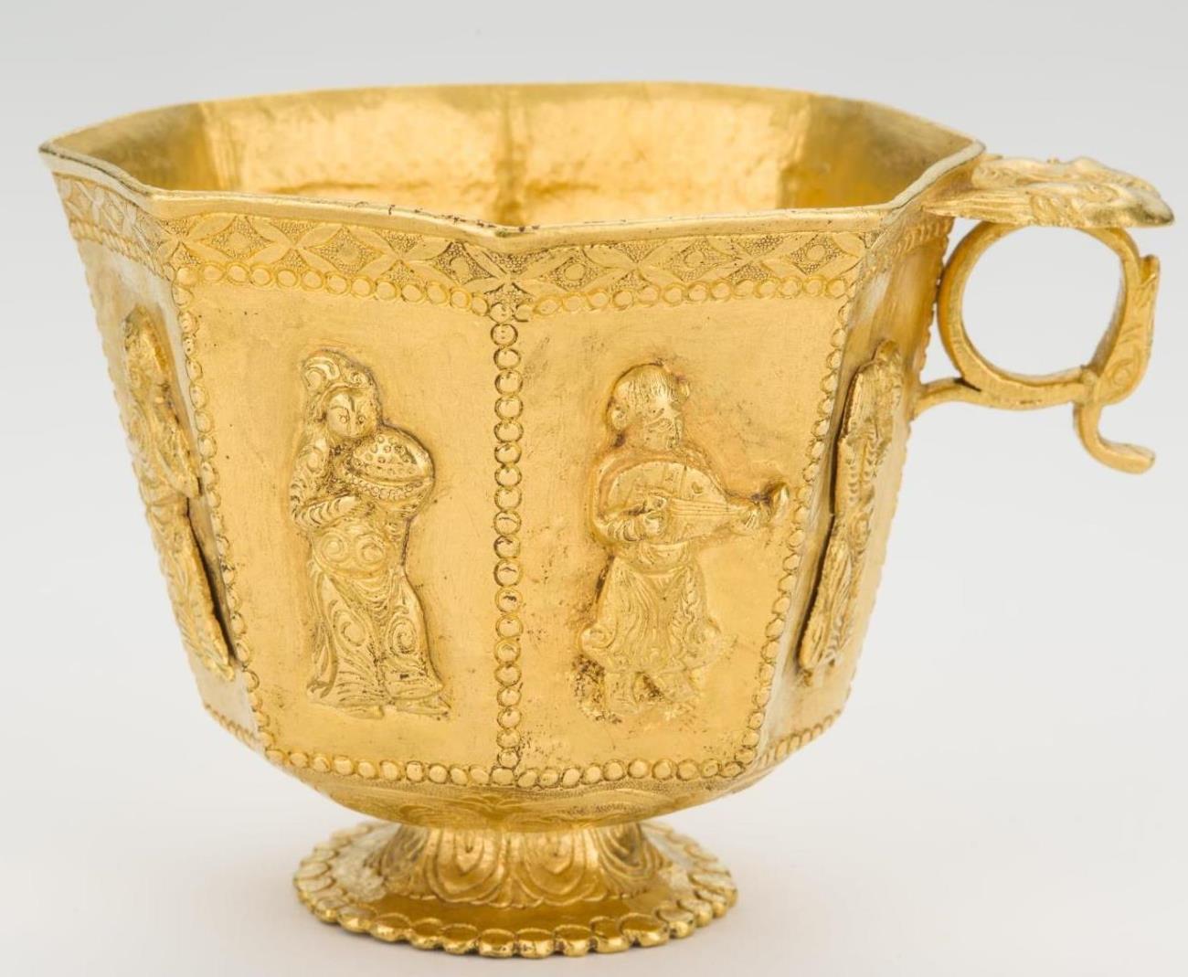 Octogonal cup with musicians and a dancer
