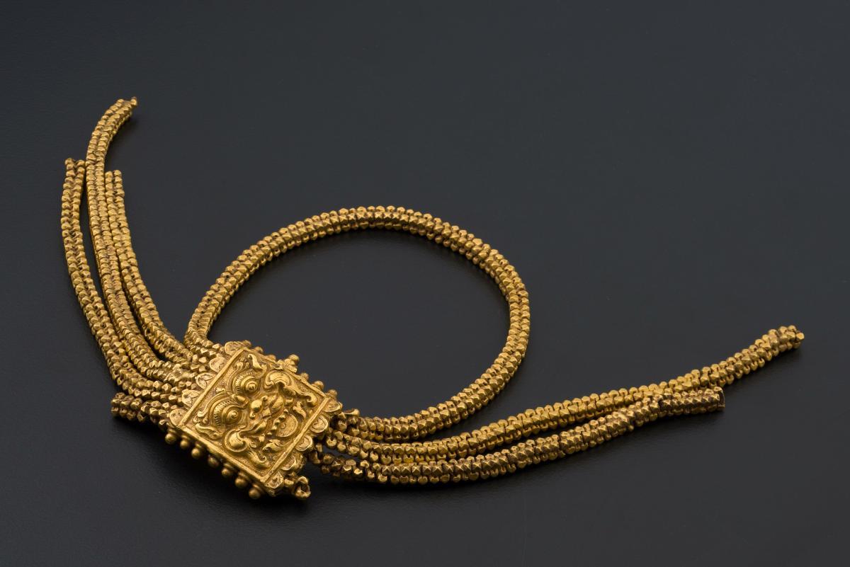 Majapahit armlet and earrings