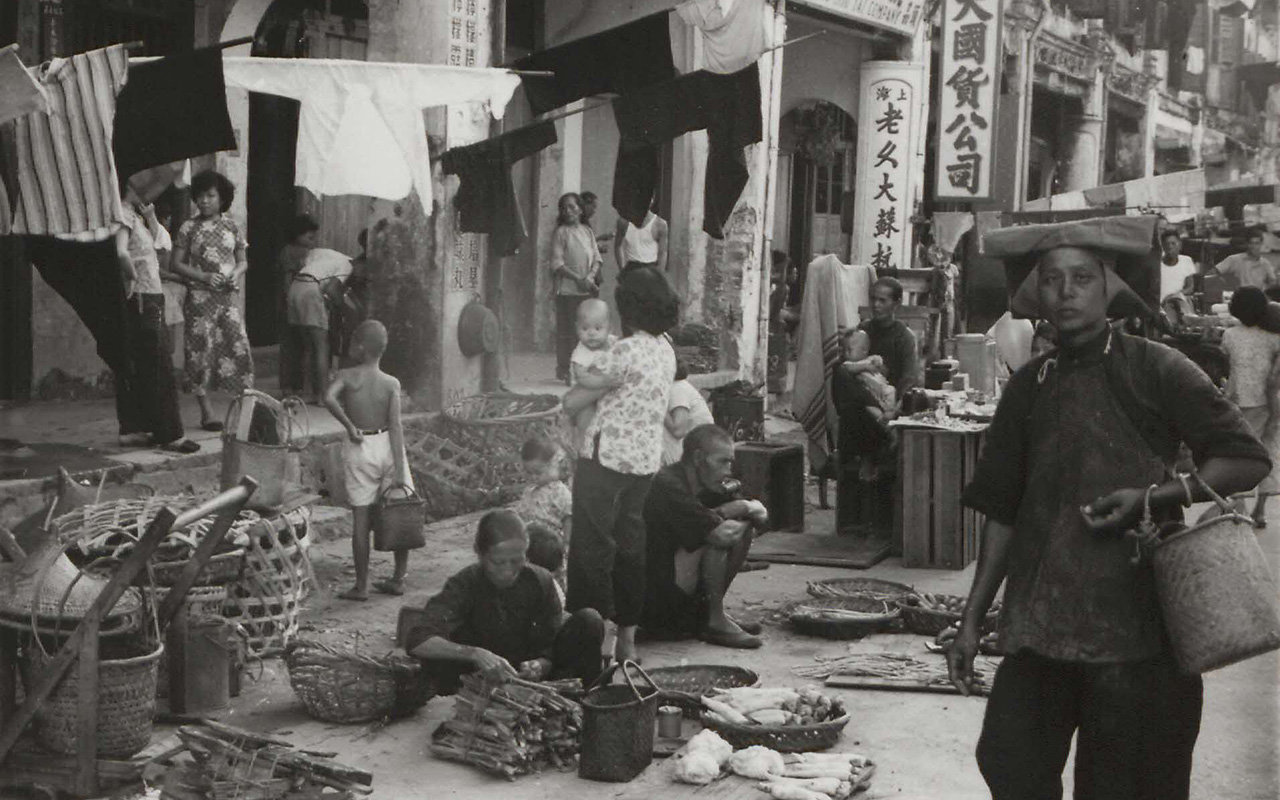 A street market in Chinatown, 1954. Arthur B. Reich Collection, courtesy of National Archives of Singapore.